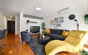 Lavir Apartment With Parking